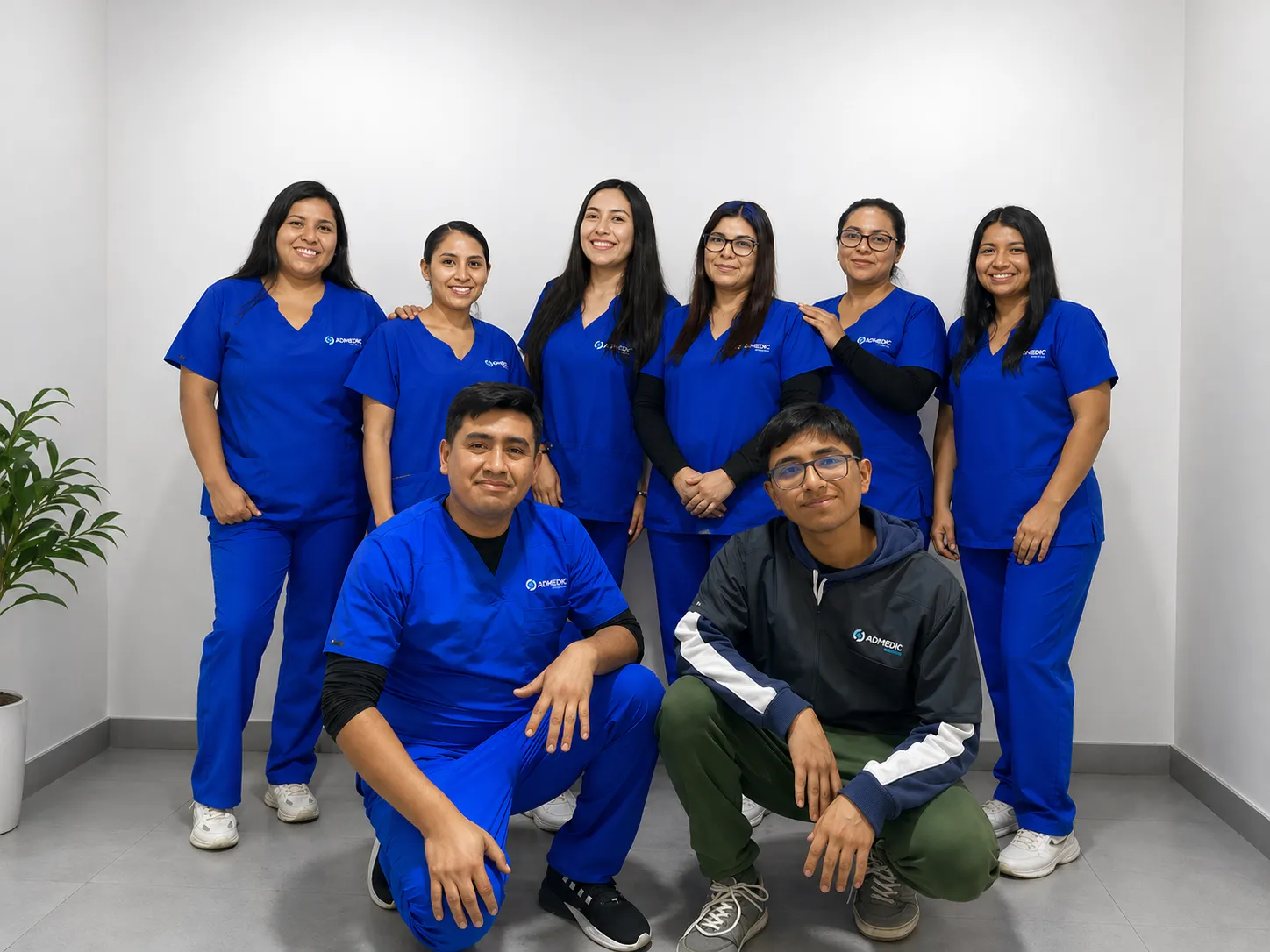 Equipo médico completo del Policlínico Admedic