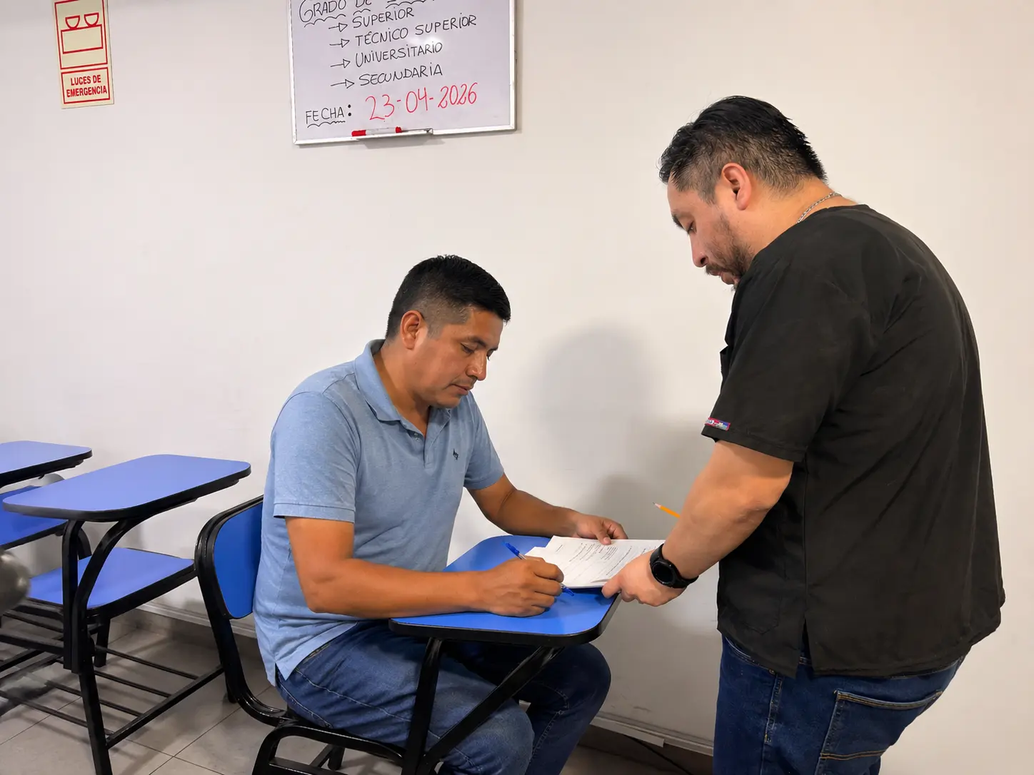 Médico atendiendo a un paciente con atención y cuidado