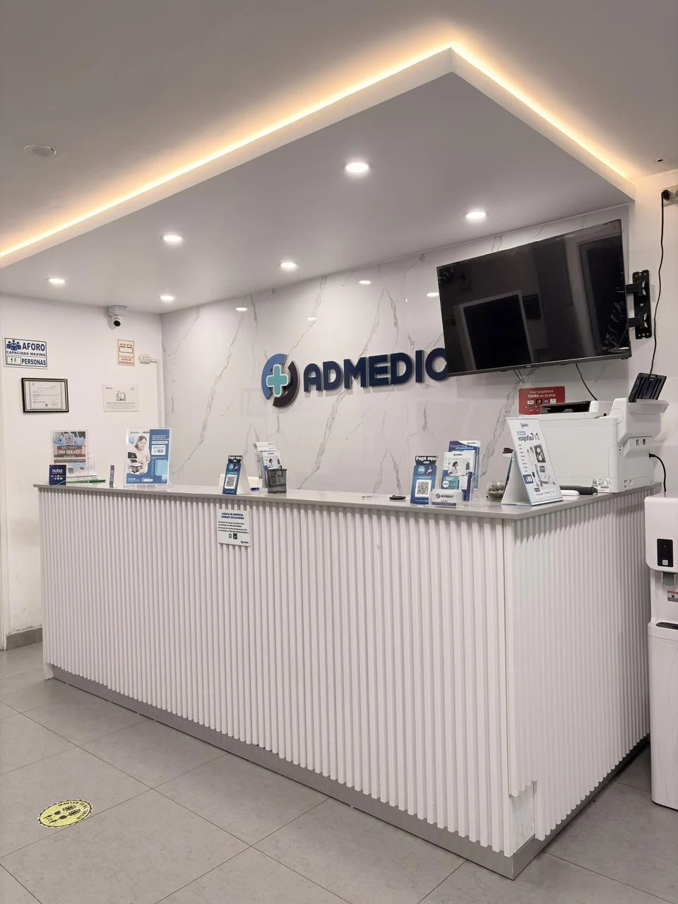 Counter de recepción y atención al paciente del Policlínico Admedic.