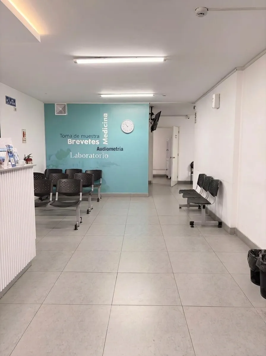 Pasillo principal y sala de espera del Policlínico Admedic.