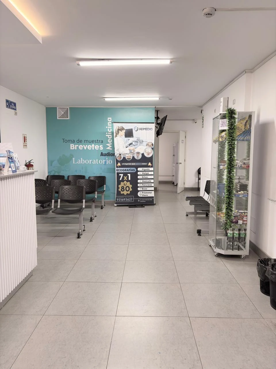 Pasillo principal y sala de espera del Policlínico Admedic.