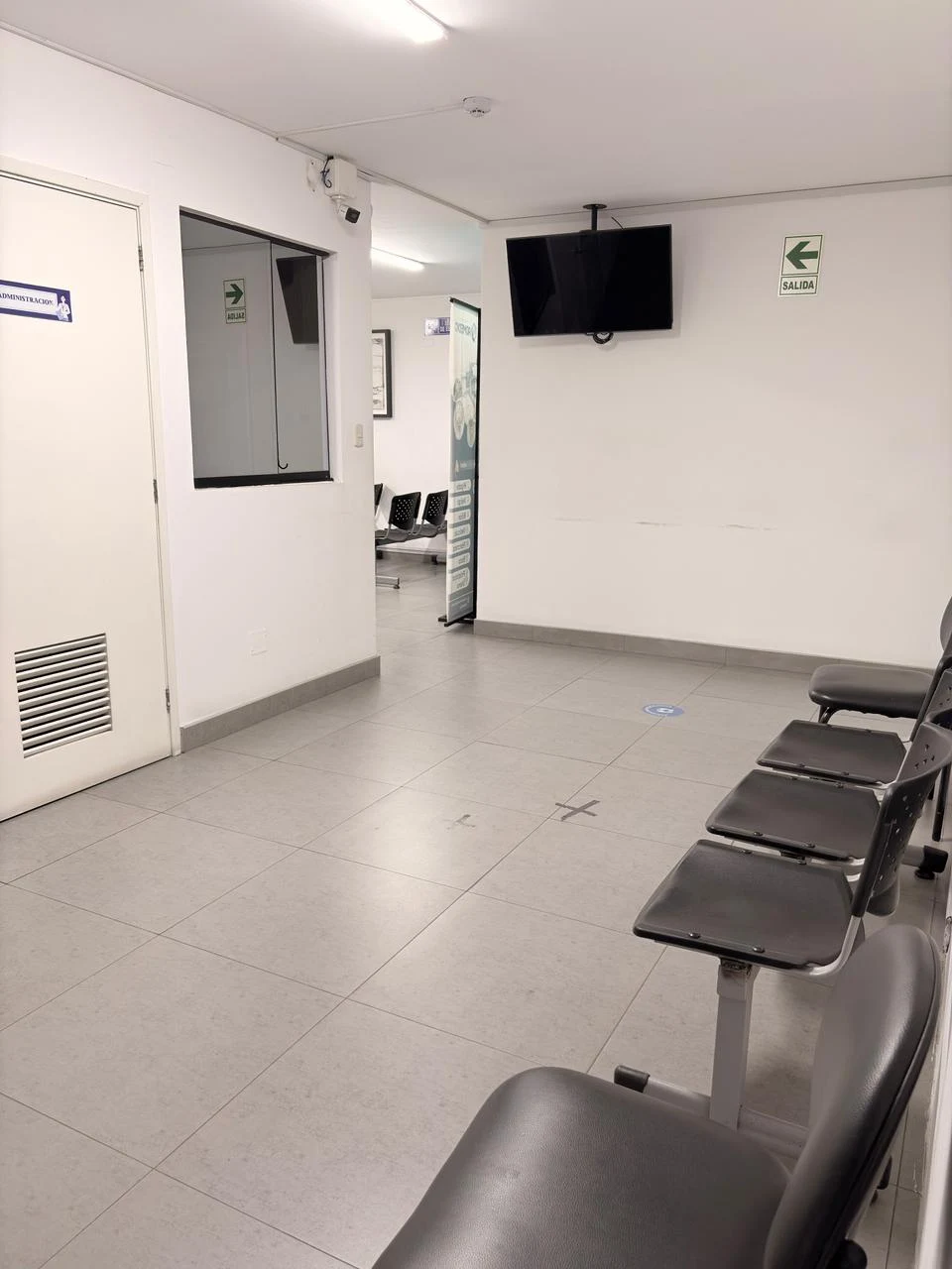 Cómodas sillas en la sala de espera para pacientes del policlínico.