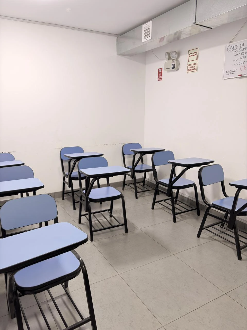 Aula con carpetas para evaluaciones psicológicas en el policlínico.