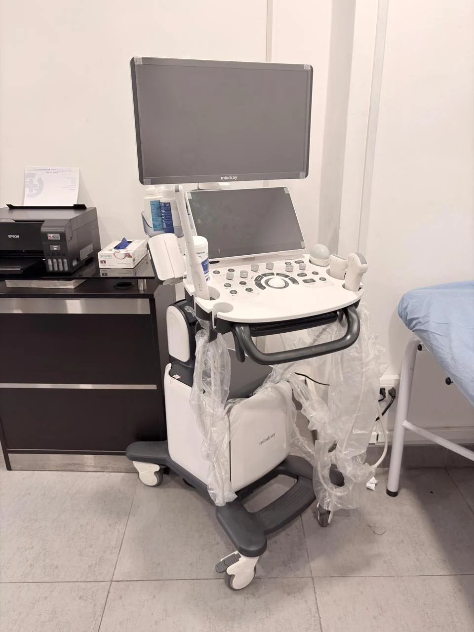 Sala de imágenes con ecógrafo de última generación para diagnósticos médicos precisos y confiables.