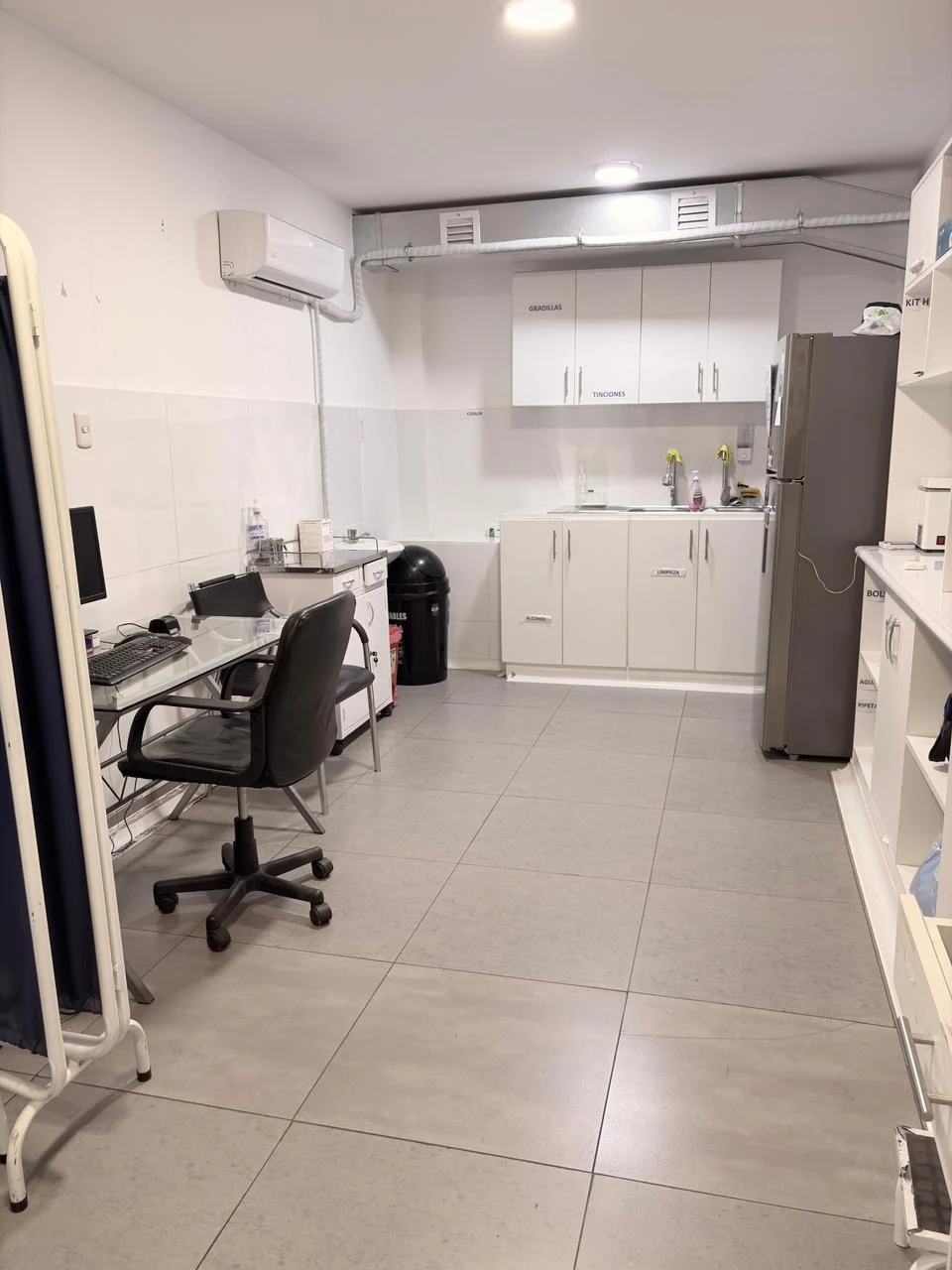 Instalaciones del laboratorio clínico del policlínico con áreas de procesamiento y análisis.
