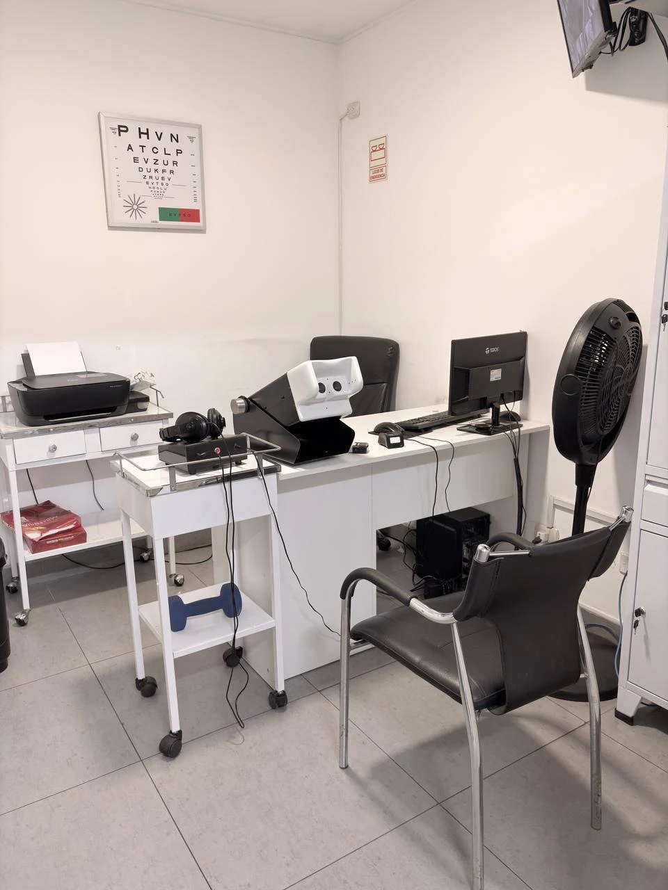 Consultorio de evaluación visual y optometría con equipos oftalmológicos.